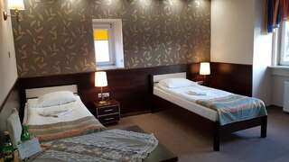 Отель Hotel Atena Слупск Улучшенный двухместный номер с 2 отдельными кроватями-3